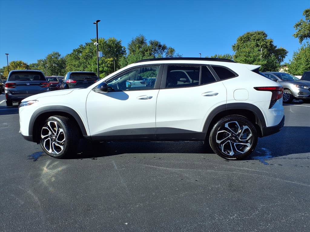 Used 2025 Chevrolet Trax RS w/ Sunroof Package image 29