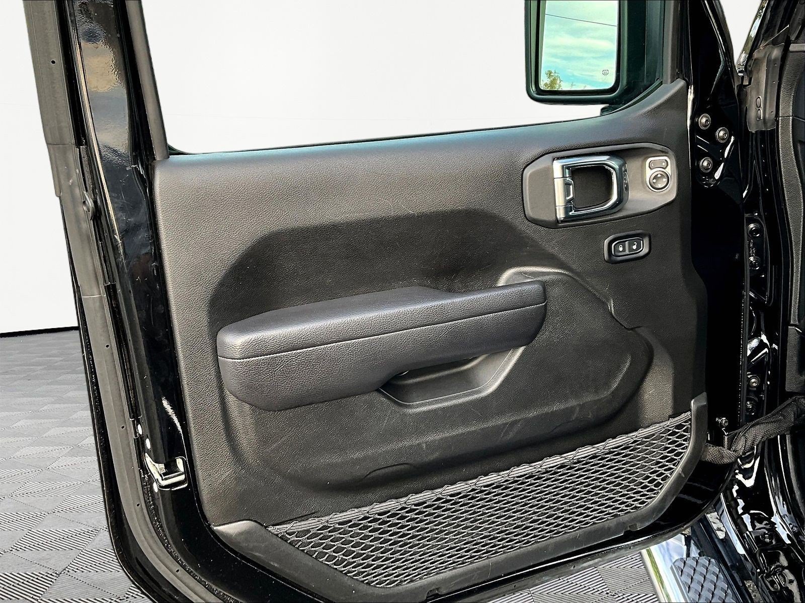 Used 2025 Jeep Gladiator Mojave w/ Convenience Group AWD/4WD image 20