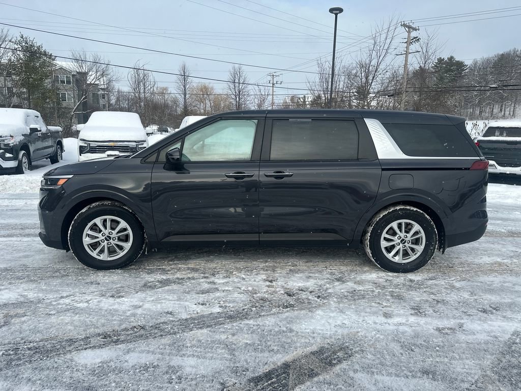 Used 2023 Kia Carnival LX image 2