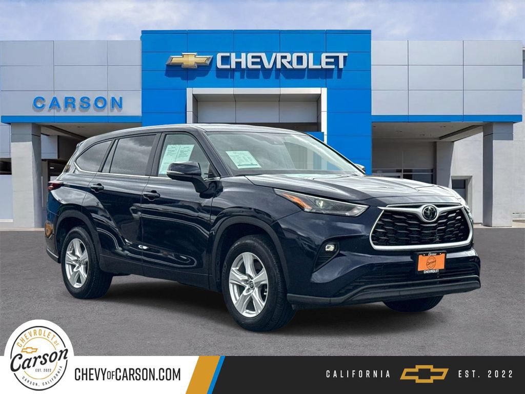 Used 2025 Toyota Highlander LE FWD image 1