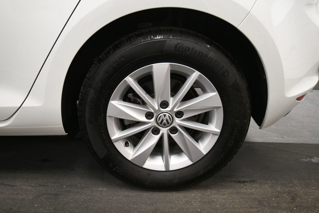 Used 2017 Volkswagen Golf S image 31