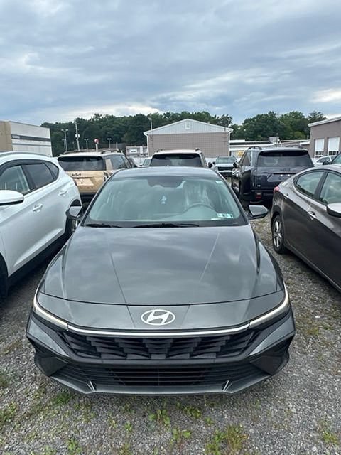 Used 2024 Hyundai Elantra Blue FWD image 2