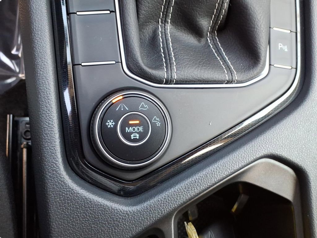 Certified 2025 Volkswagen Taos SE image 26