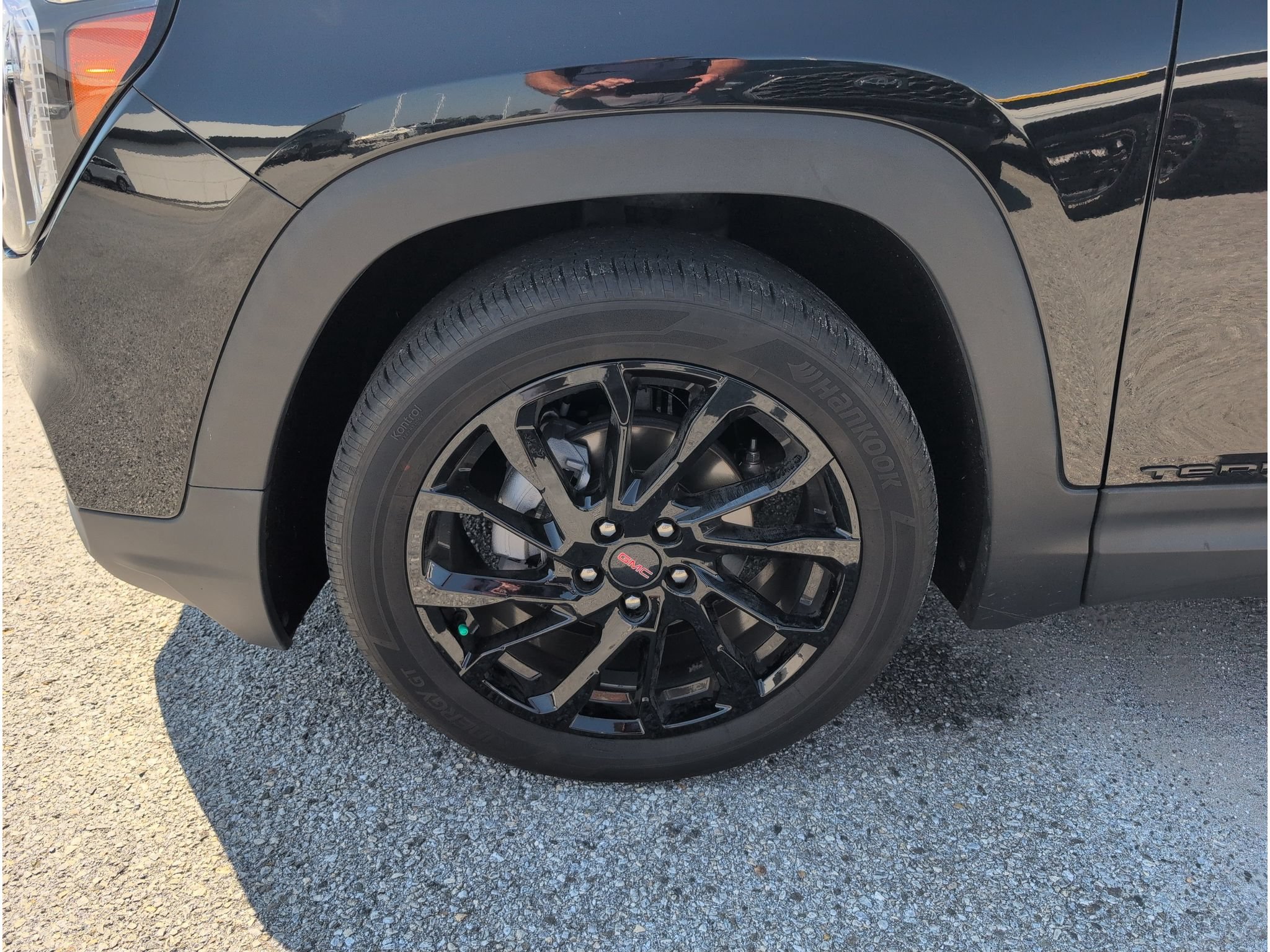 Used 2024 GMC Terrain SLE w/ Driver Convenience Package FWD image 2