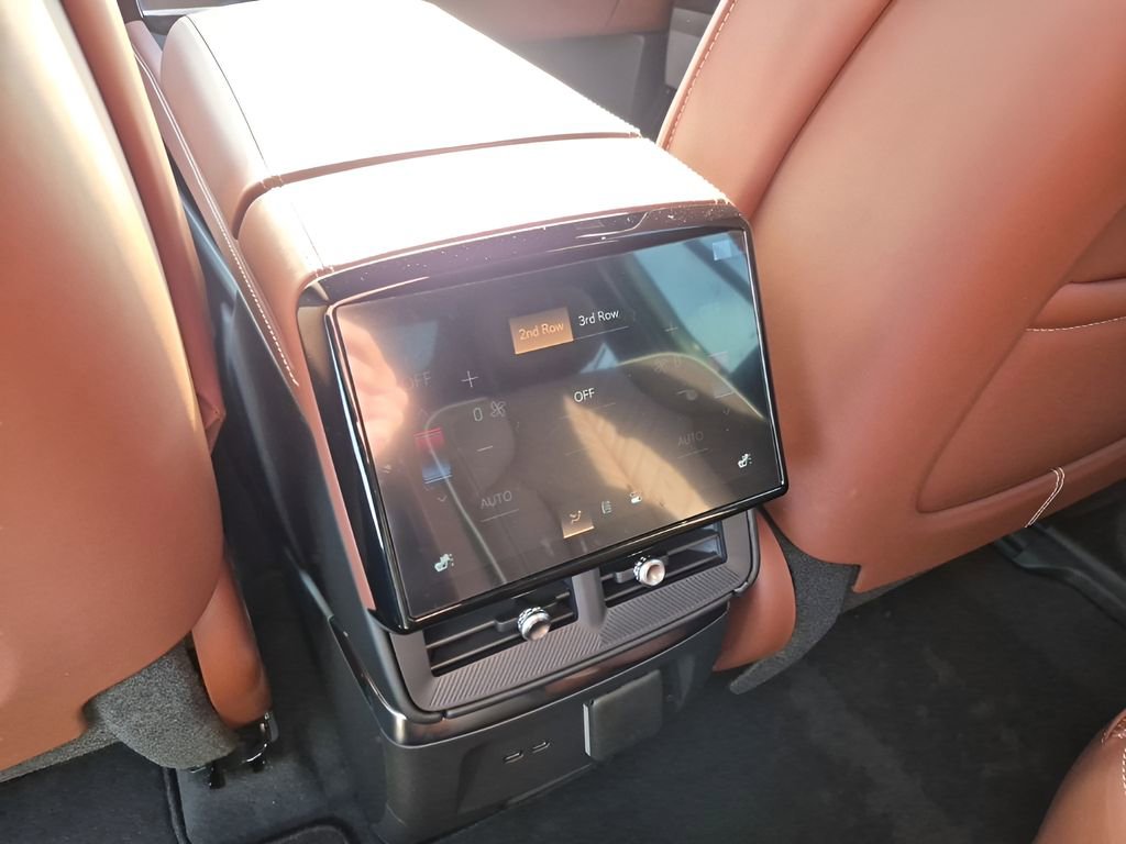 New 2026 Cadillac Vistiq Platinum w/ LPO, Floor Liner Package image 21