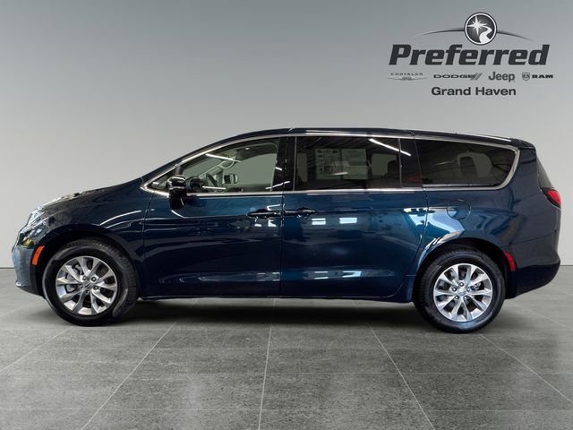 Used 2024 Chrysler Pacifica Touring-L image 10
