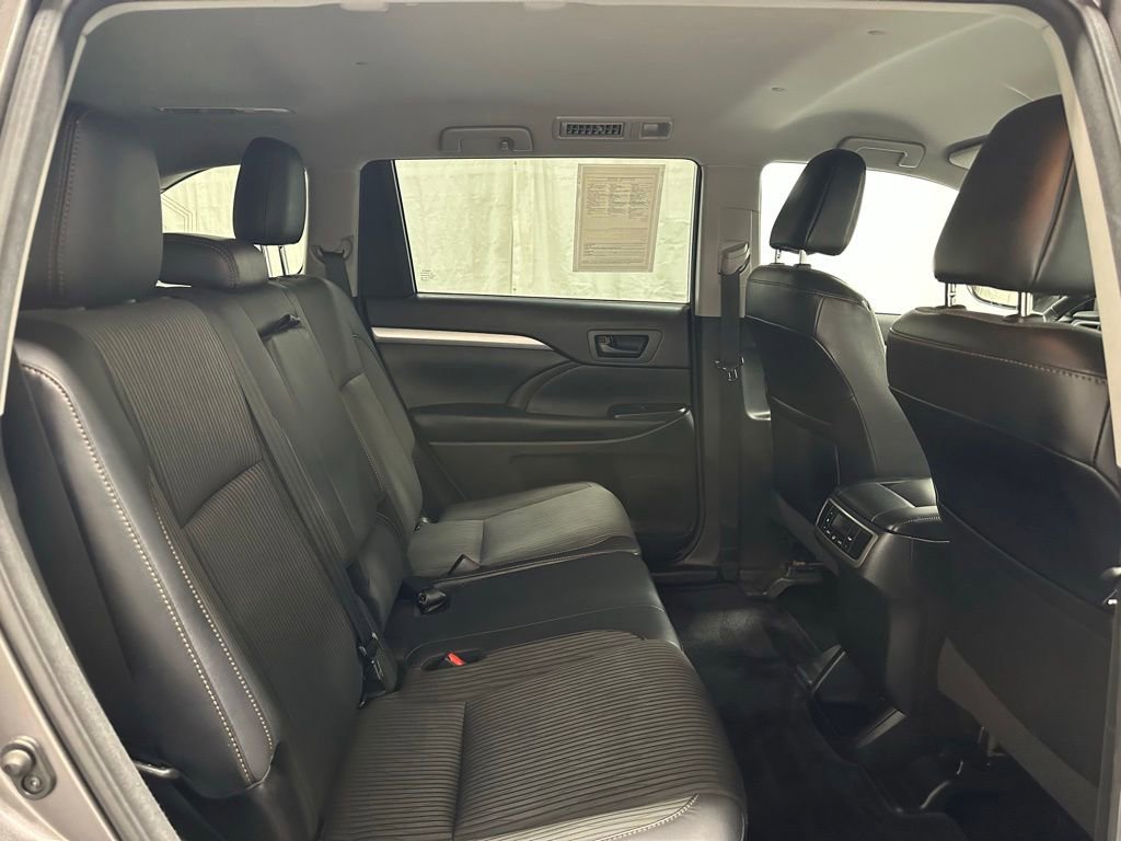 Used 2018 Toyota Highlander Plus w/ Carpet Mat Package (TMS) AWD/4WD image 49