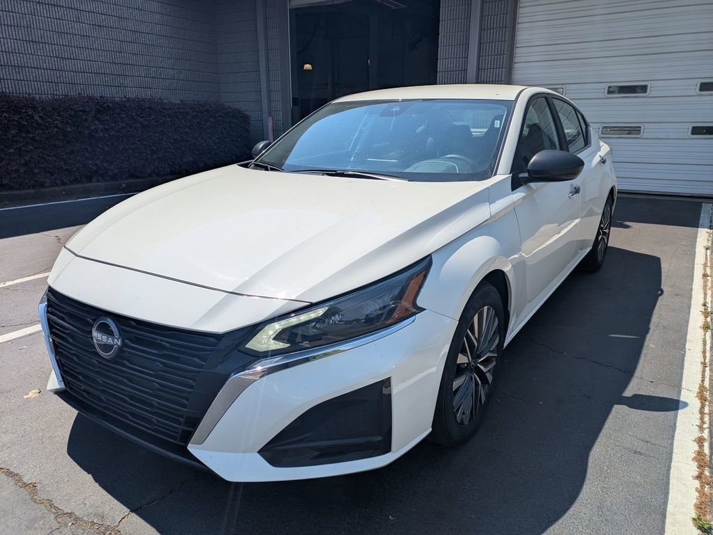 Used 2025 Nissan Altima 2.5 SV image 1