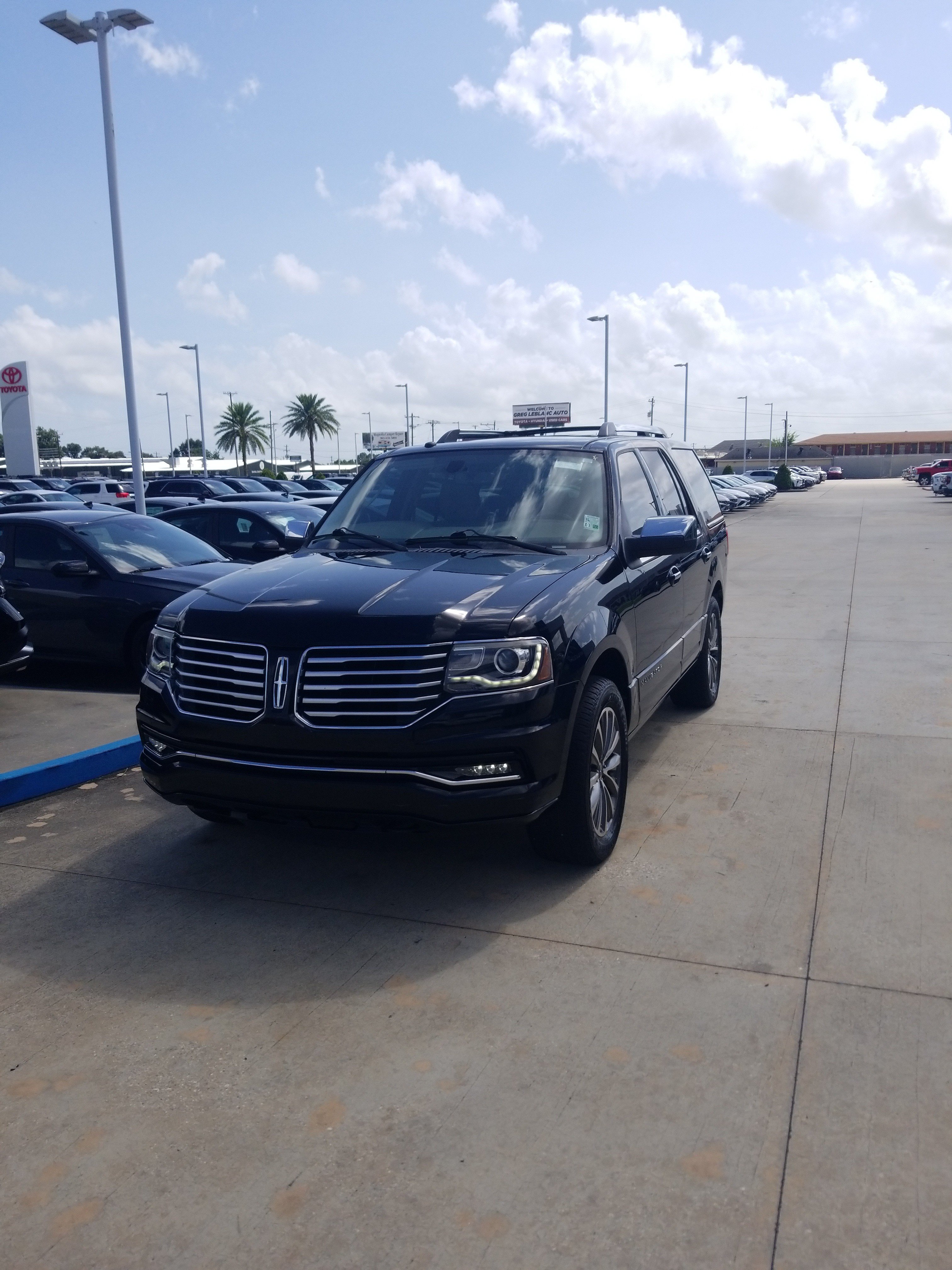 Used 2017 Lincoln Navigator Select RWD image 3