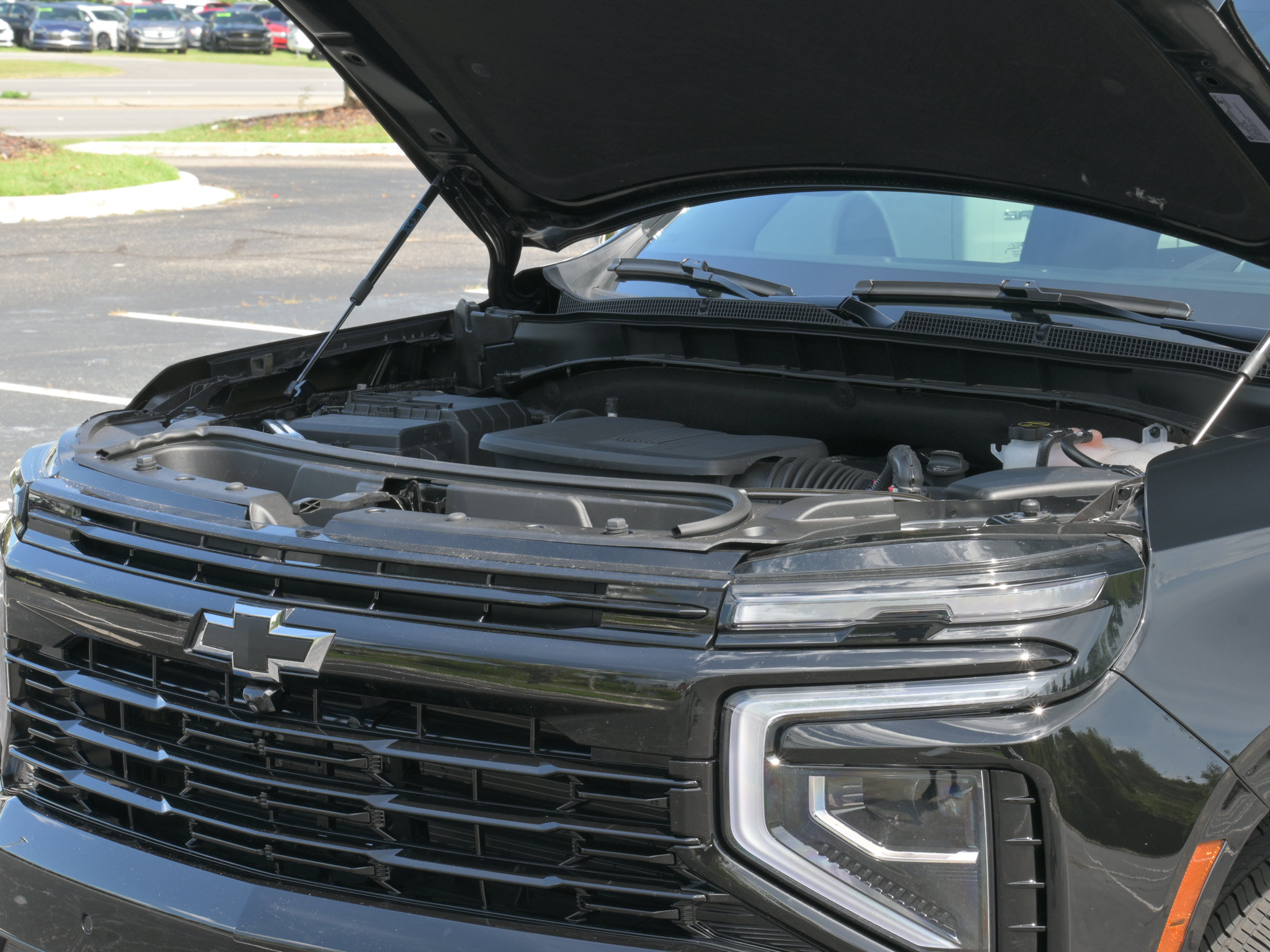 Used 2025 Chevrolet Suburban RST AWD/4WD image 8