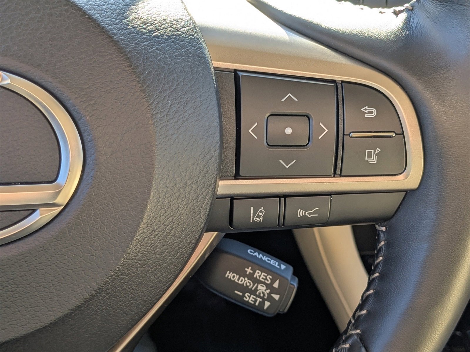 Used 2022 Lexus RX 350L Premium w/ Premium Package image 30