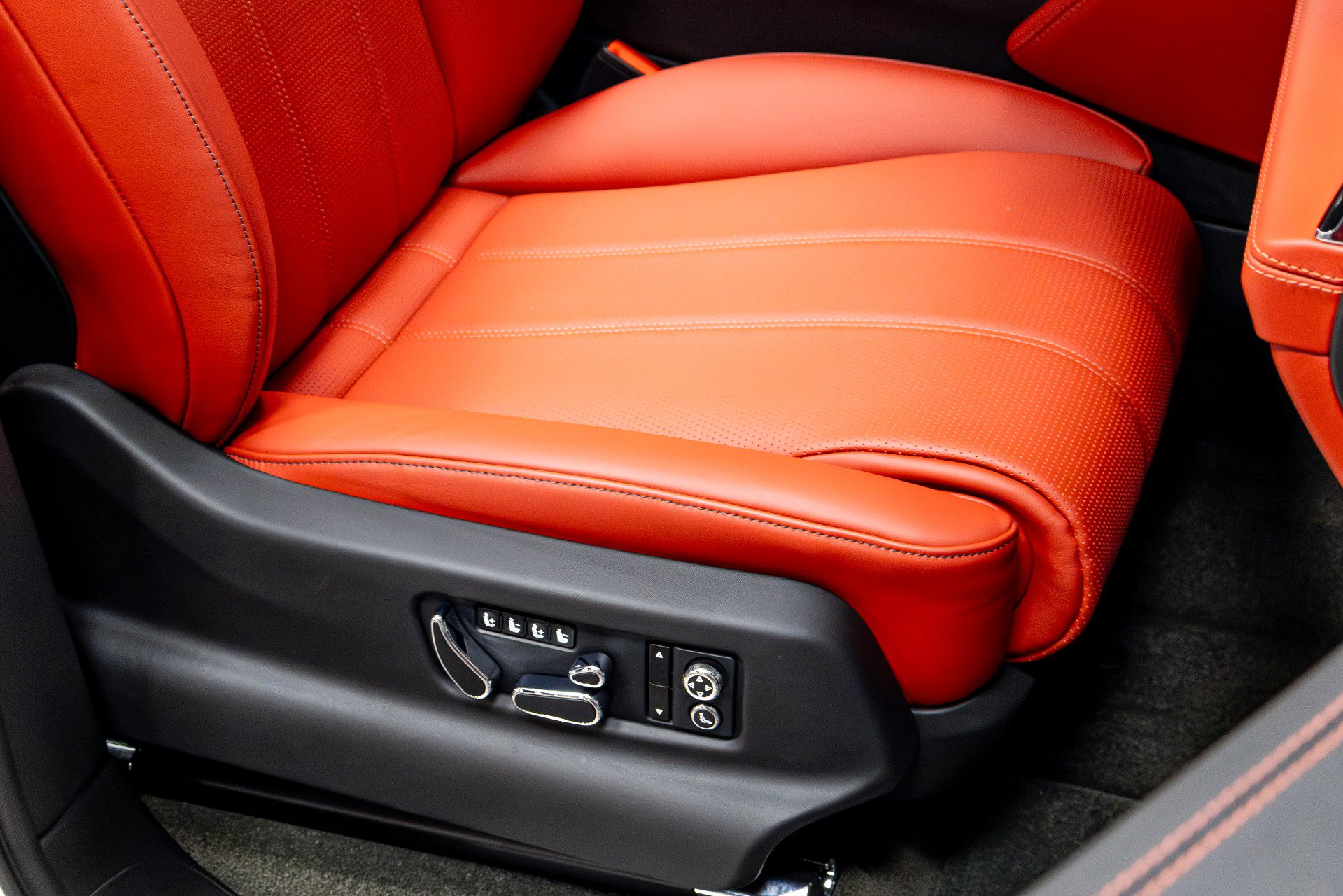 Used 2020 Bentley Bentayga image 27