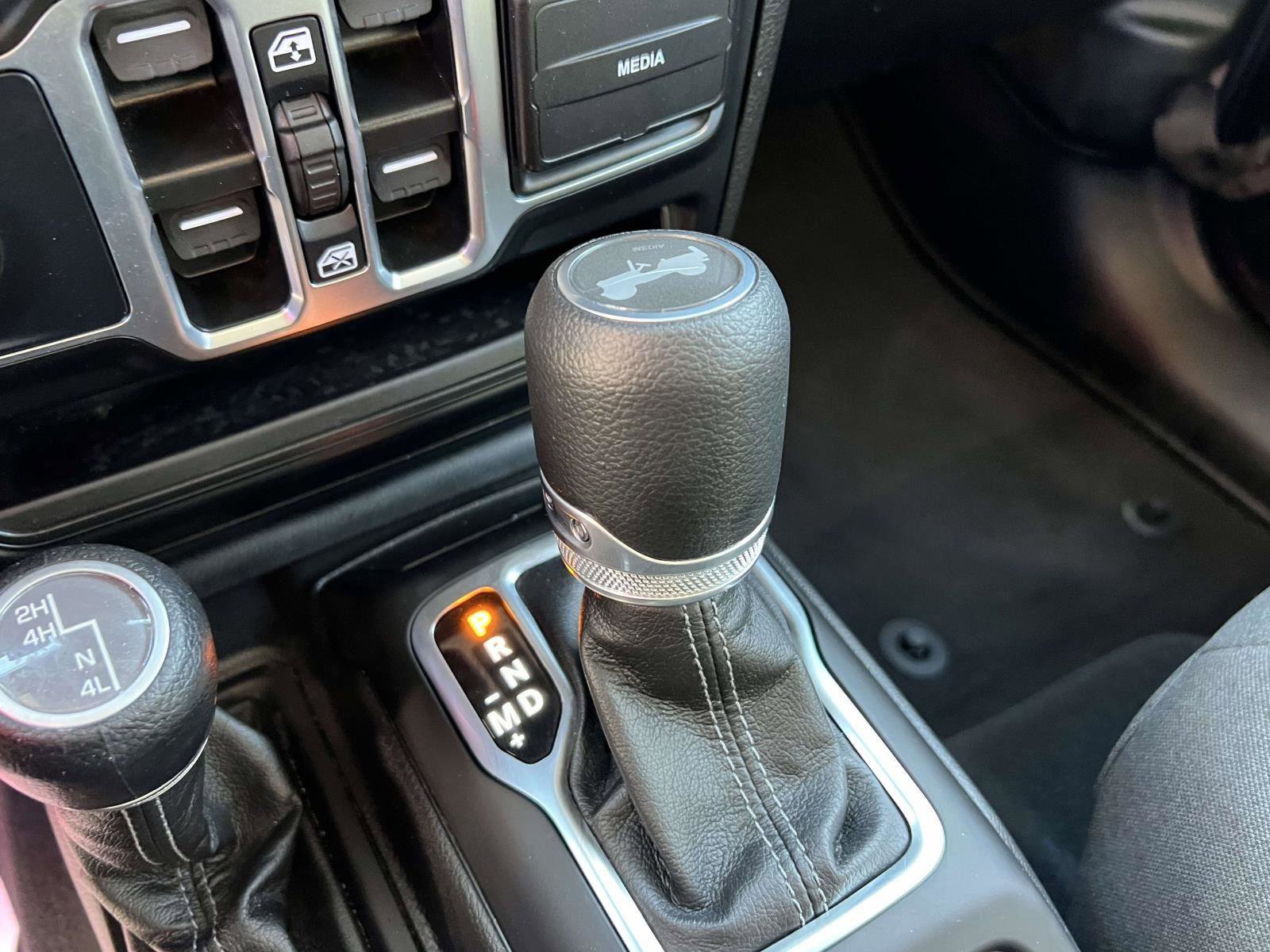 Used 2025 Jeep Wrangler Sahara image 31