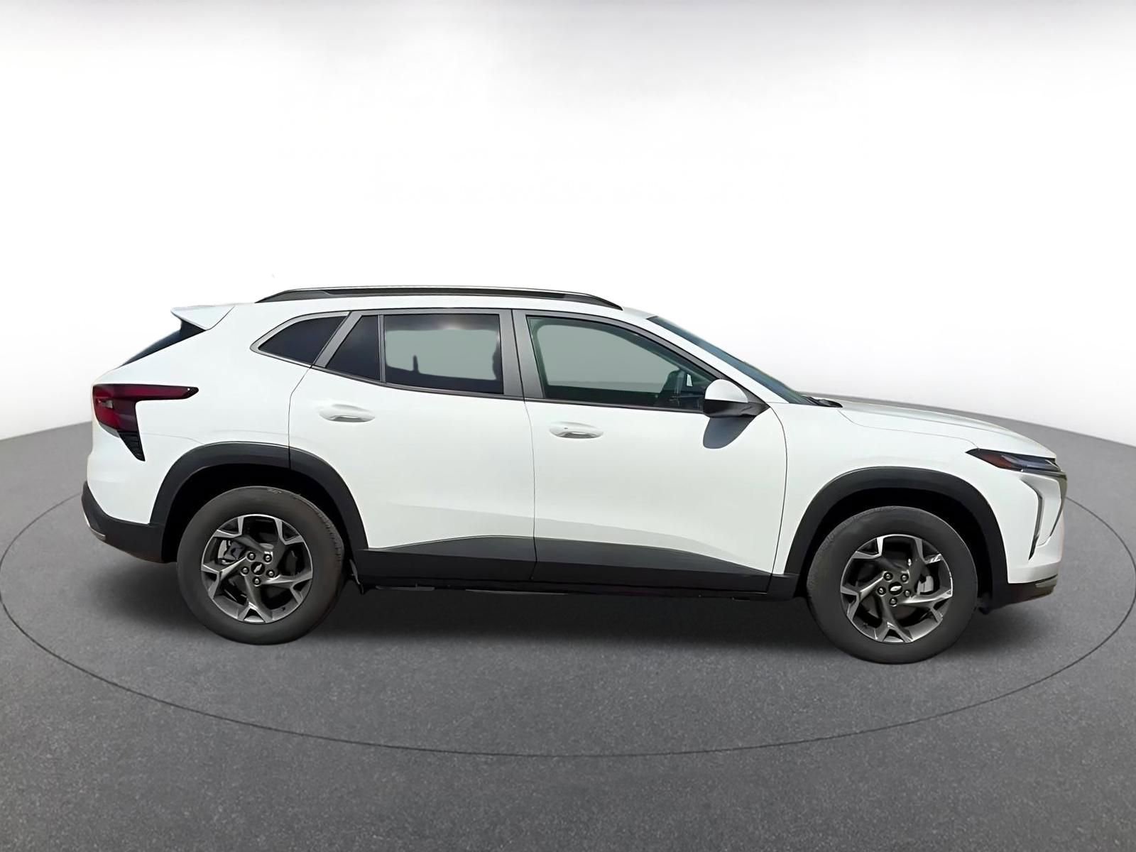 Used 2025 Chevrolet Trax LT w/ LT Convenience Package image 16