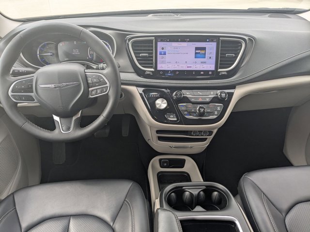 Used 2024 Chrysler Pacifica Limited FWD image 17