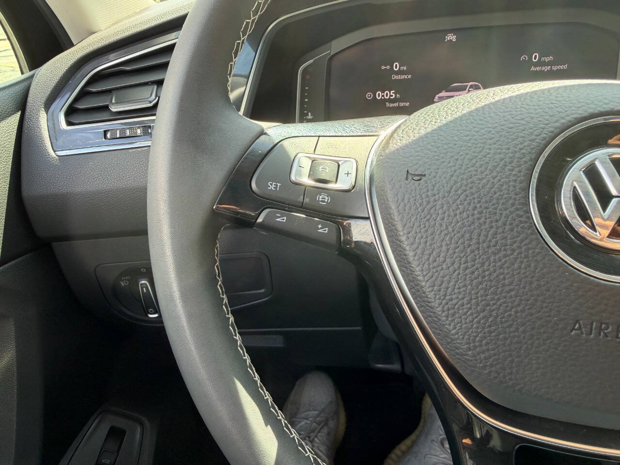 Used 2021 Volkswagen Tiguan SEL AWD/4WD image 34