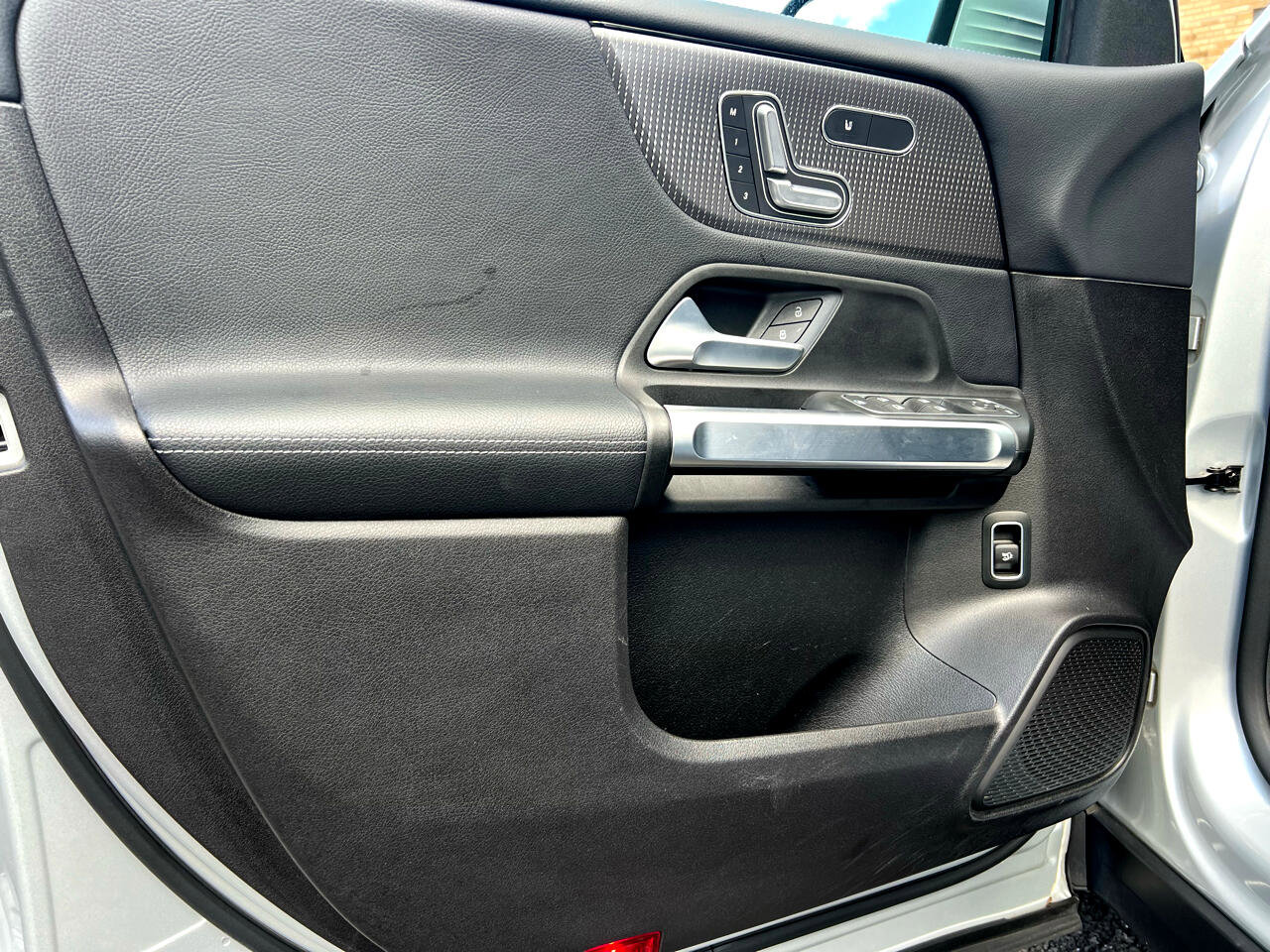 Used 2020 Mercedes-Benz GLB 250 4MATIC w/ Premium Package image 10