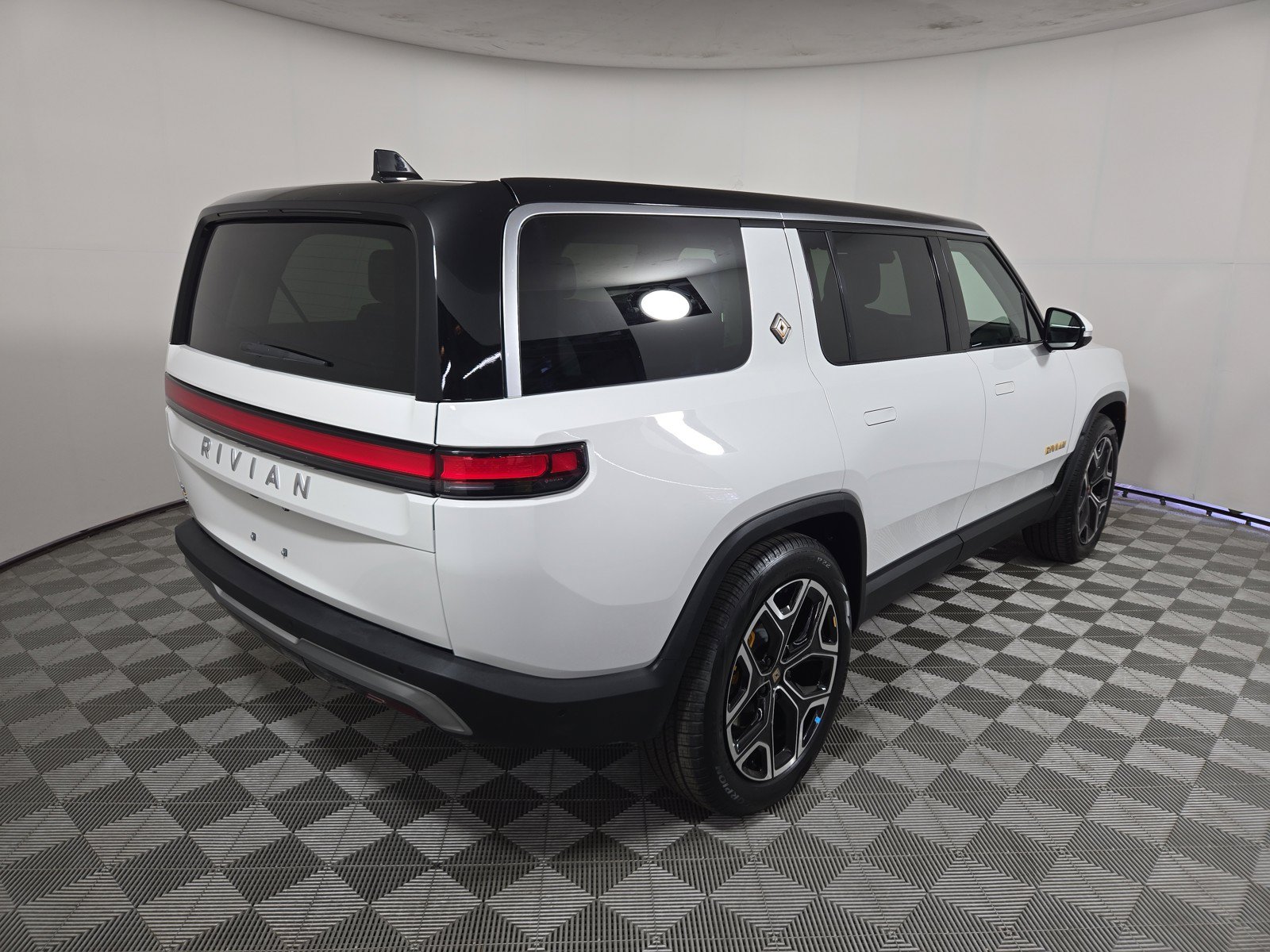 Used 2024 Rivian R1S Adventure AWD/4WD image 5