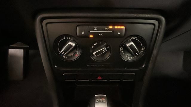Used 2013 Volkswagen Beetle Turbo FWD image 22