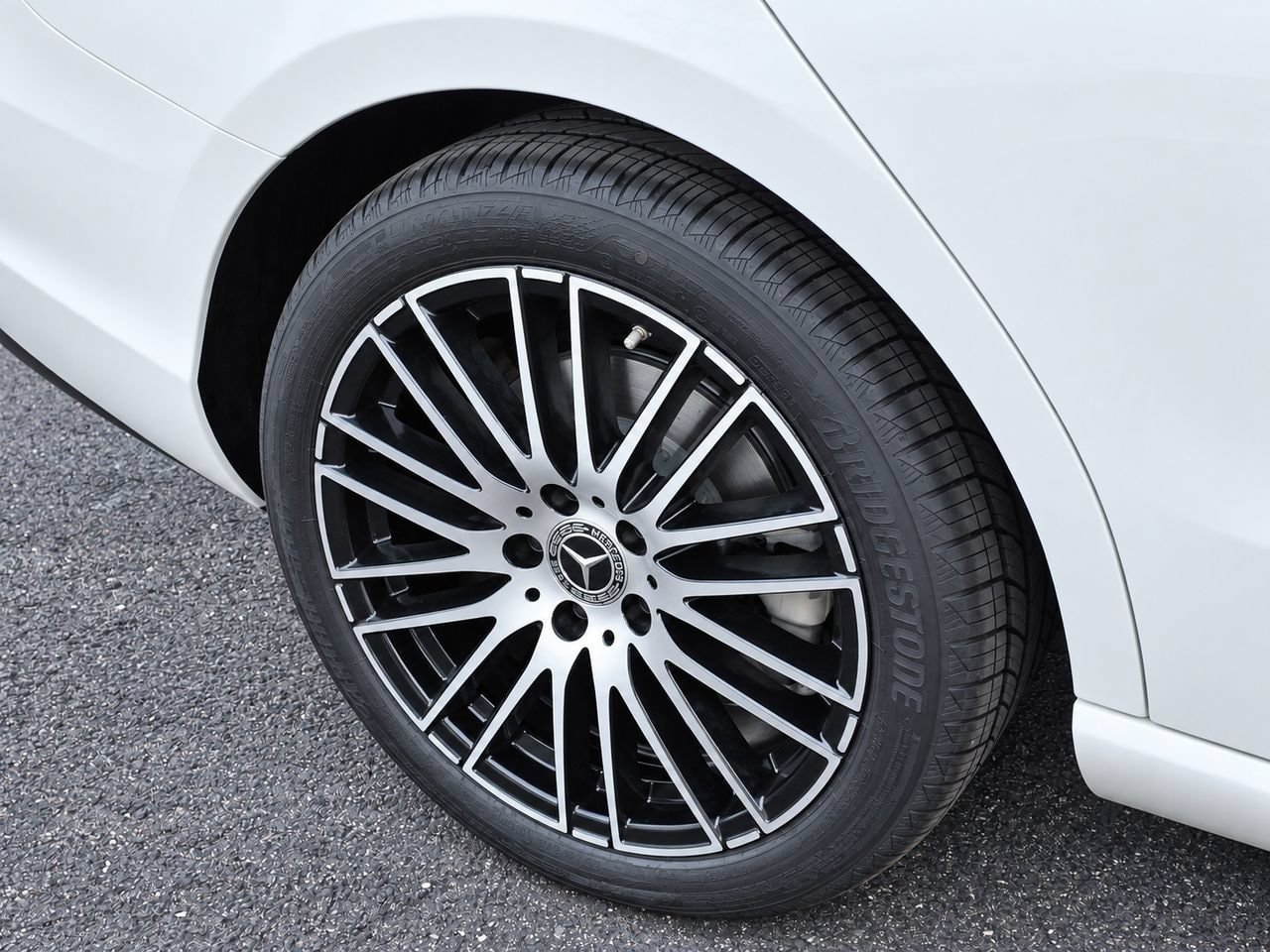 New 2026 Mercedes-Benz C 300 4MATIC Sedan image 10