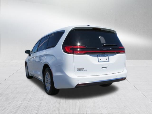 New 2027 Chrysler Pacifica Select FWD image 5