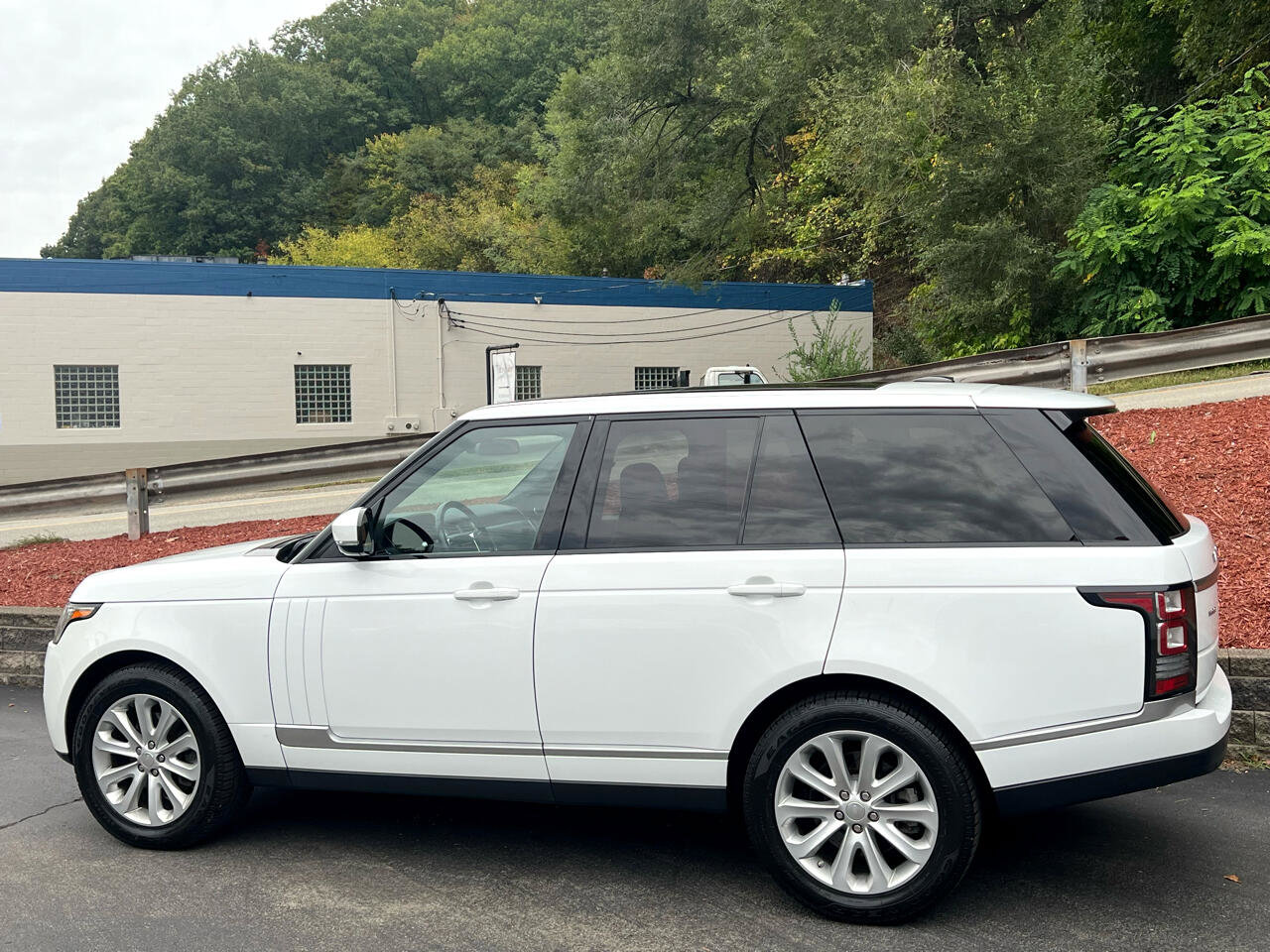 Used 2014 Land Rover Range Rover HSE image 3