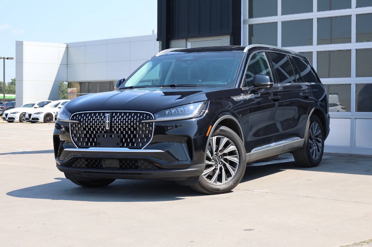Used 2025 Lincoln Aviator AWD image 3