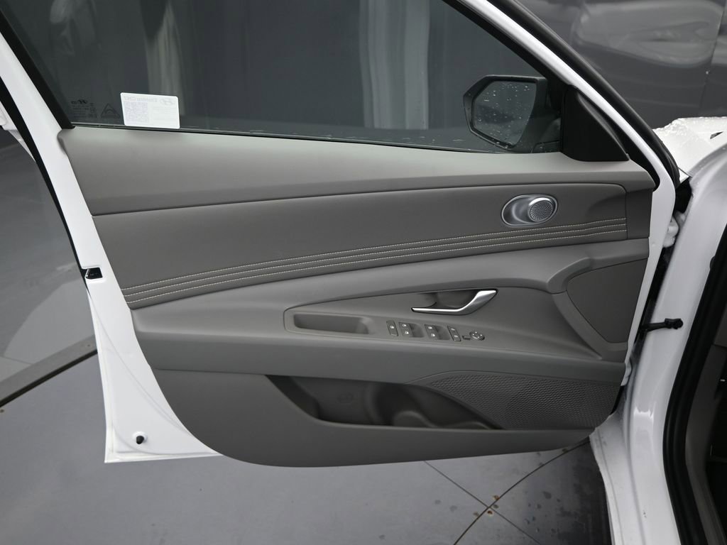 Used 2025 Hyundai Elantra Sport image 12