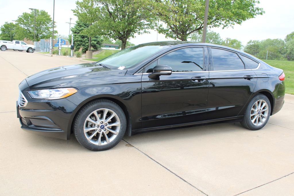Used 2017 Ford Fusion SE FWD image 16