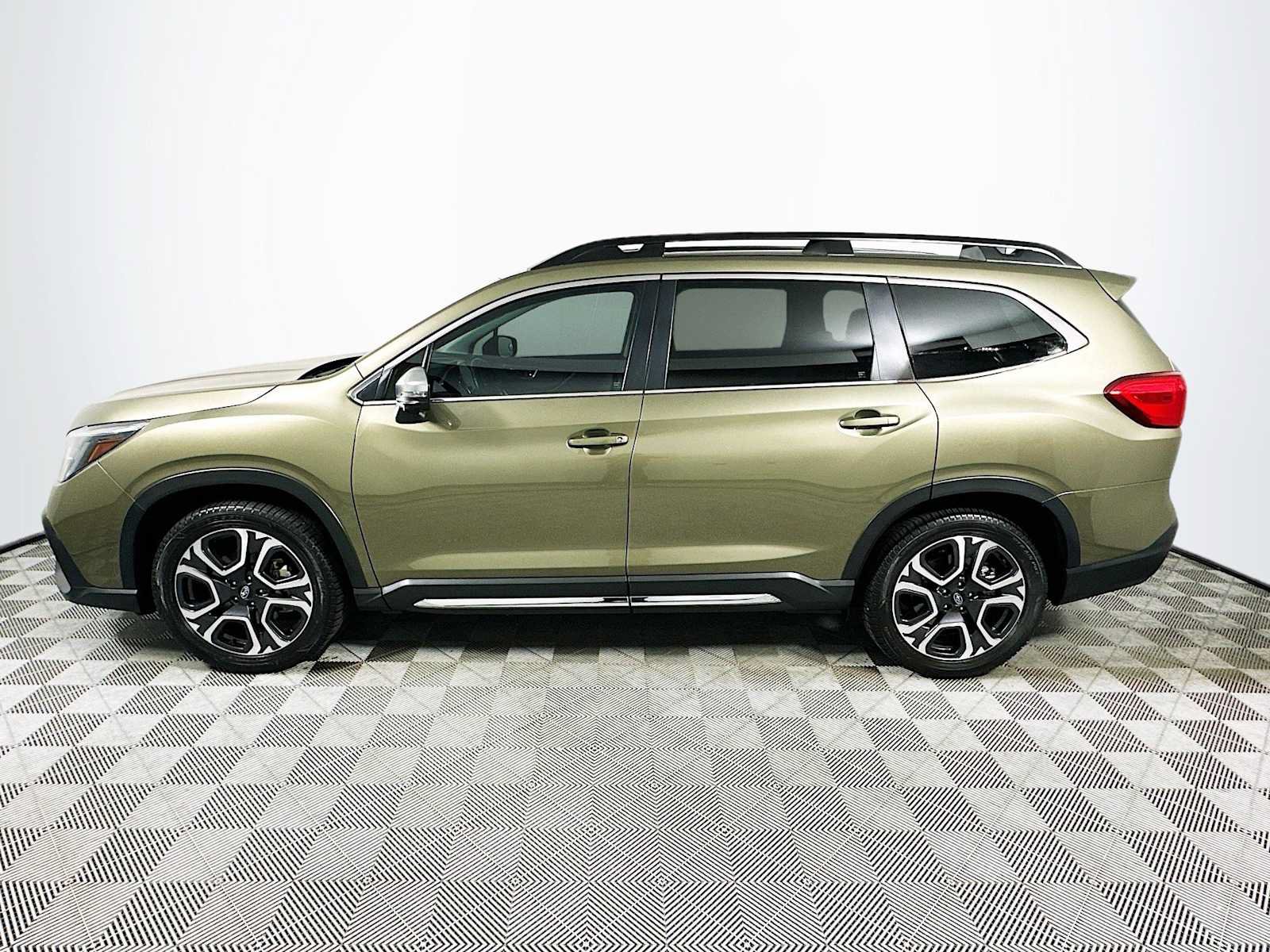 Used 2023 Subaru Ascent Limited w/ Technology Package AWD/4WD image 4