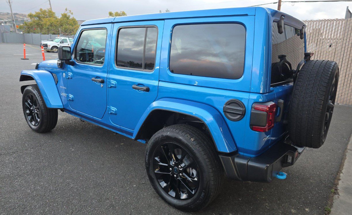 Used 2024 Jeep Wrangler Unlimited Sahara w/ Technology Group AWD/4WD image 6