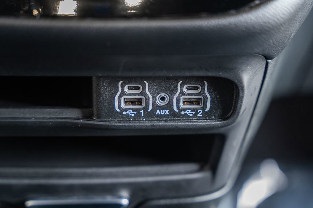 Used 2025 Chrysler Pacifica Select image 29