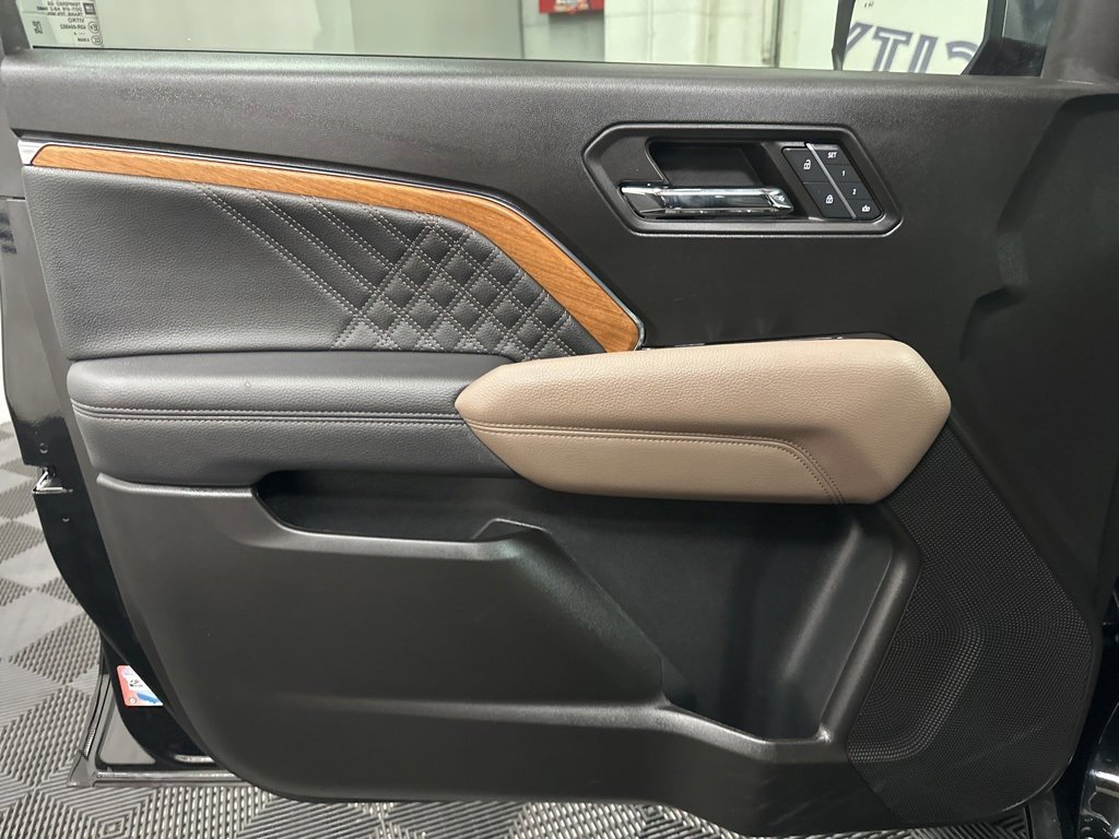 Used 2024 GMC Canyon Denali image 17