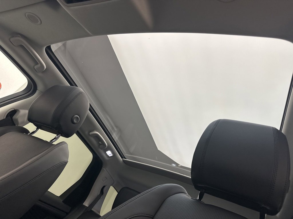 Used 2025 Land Rover Discovery Sport S image 28