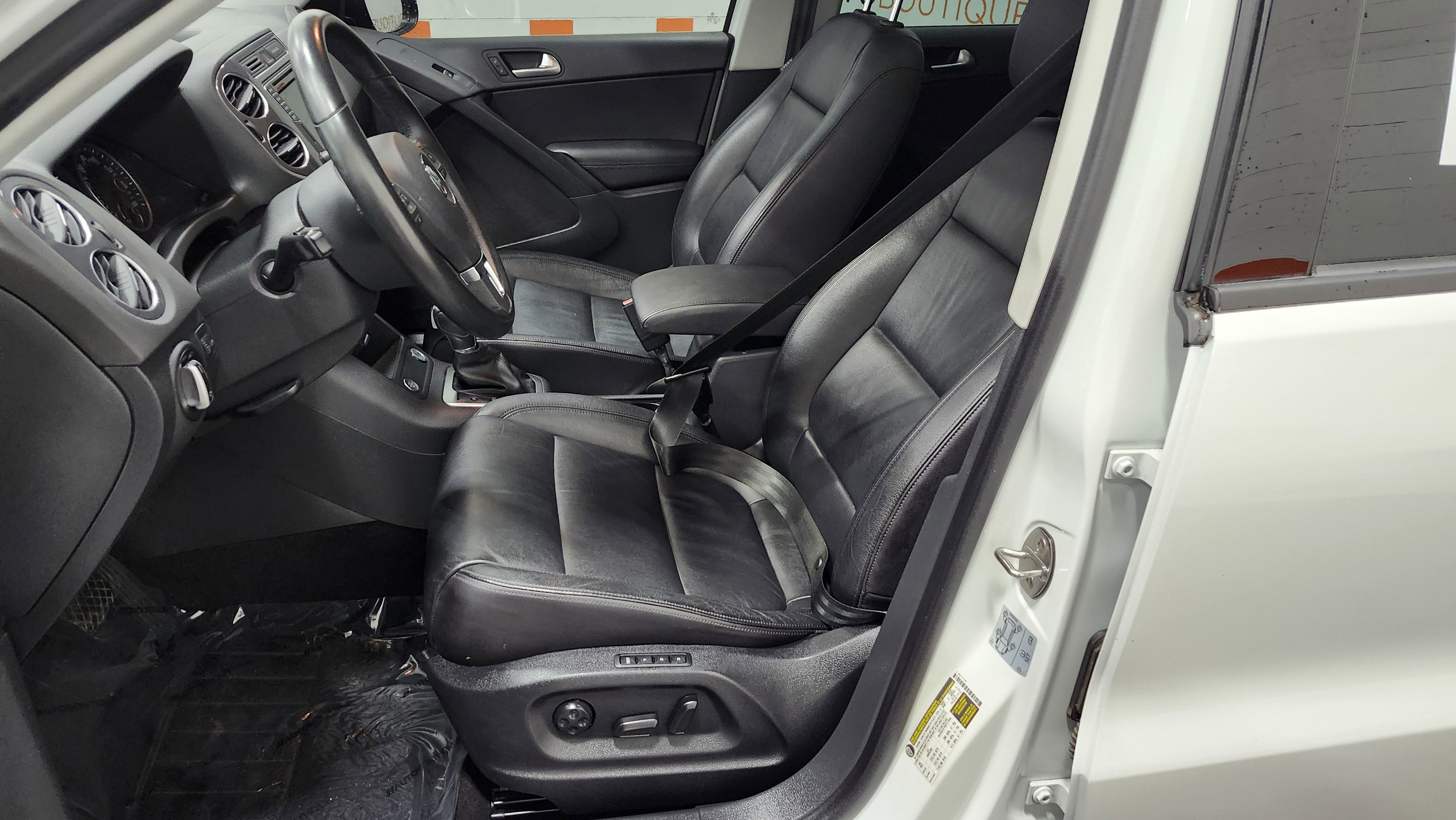 Used 2017 Volkswagen Tiguan SEL image 22