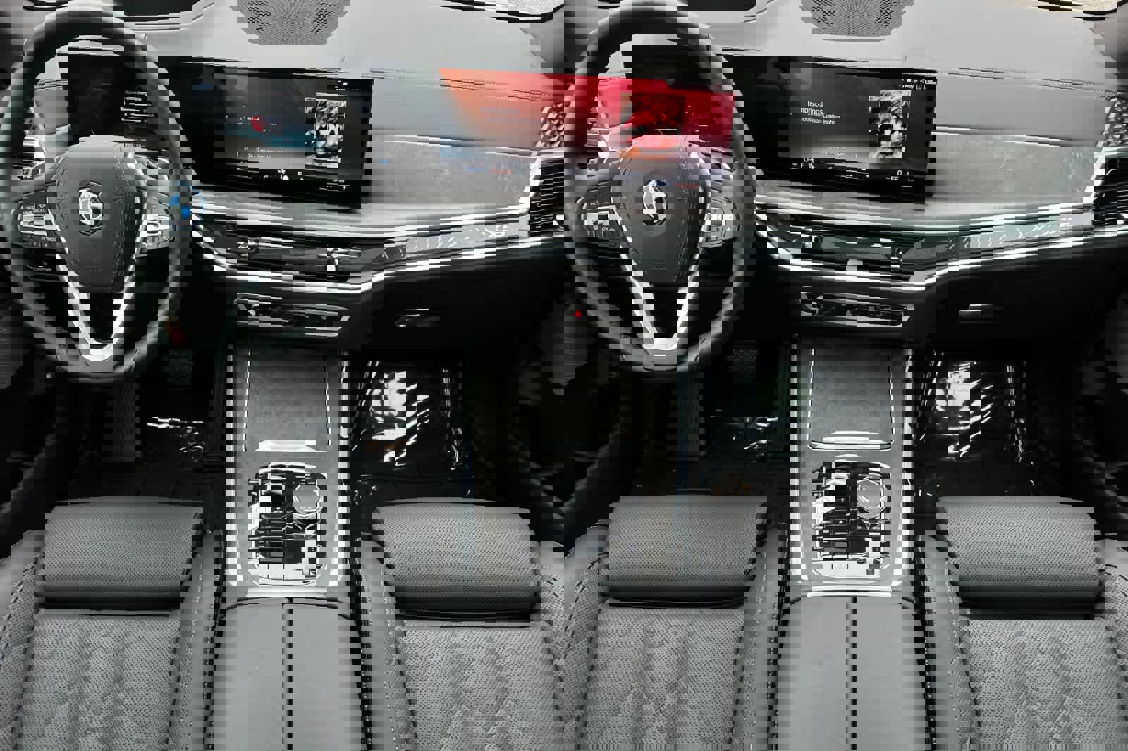 Used 2025 BMW X5 xDrive50e image 3