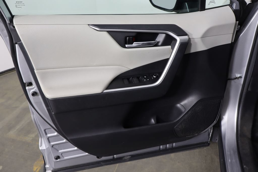 Used 2021 Toyota RAV4 XLE w/ Convenience Package FWD image 19