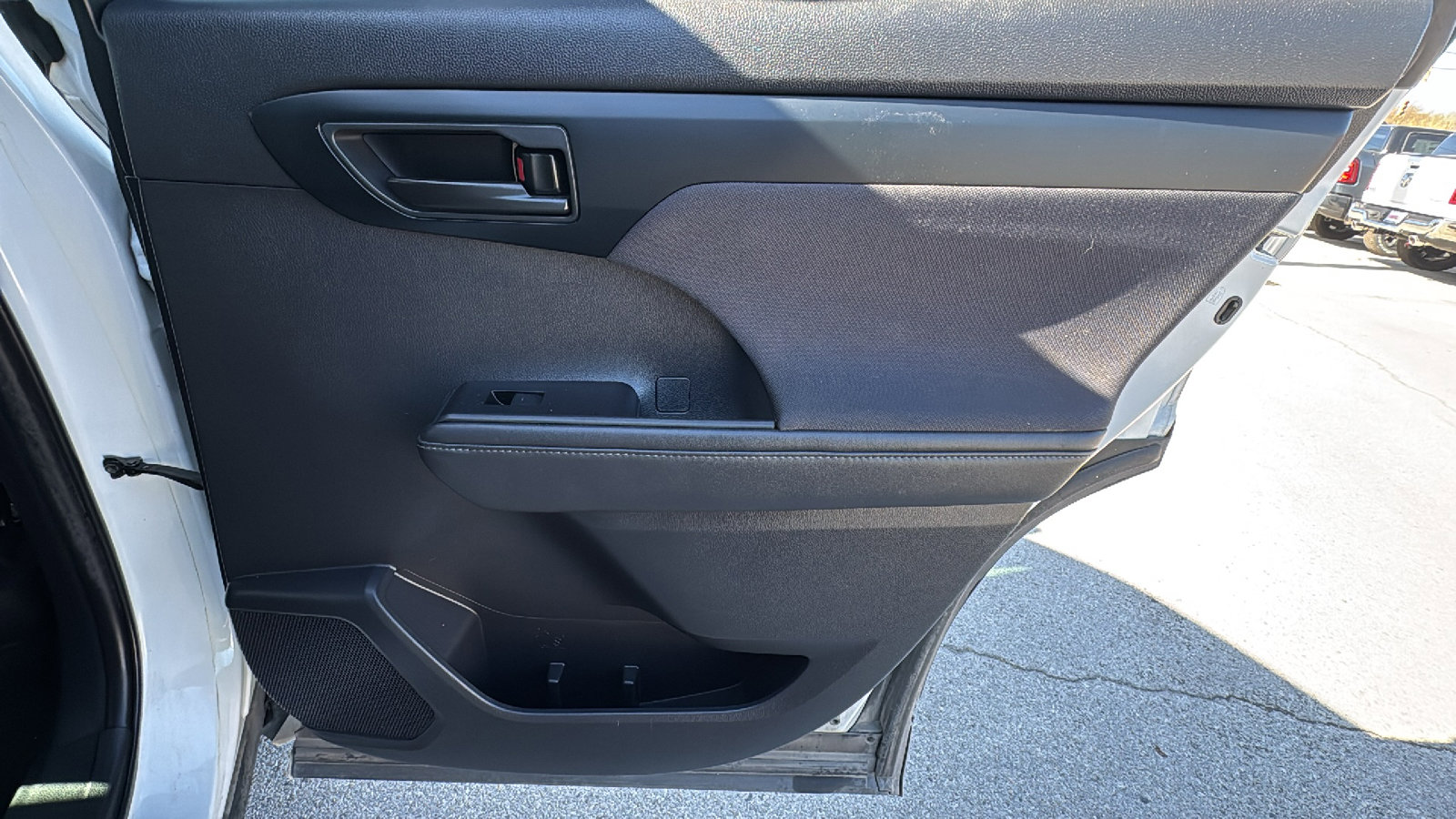 Used 2020 Toyota Highlander L image 26