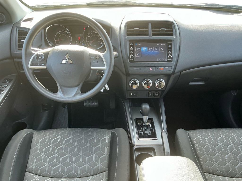 Used 2025 Mitsubishi Outlander ES image 17