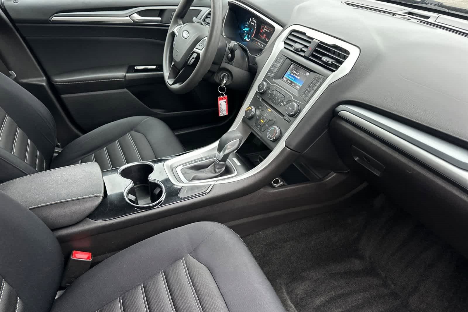 Used 2015 Ford Fusion SE image 16