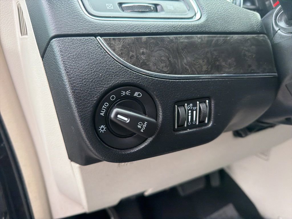 Used 2014 Chrysler Town & Country Touring image 14