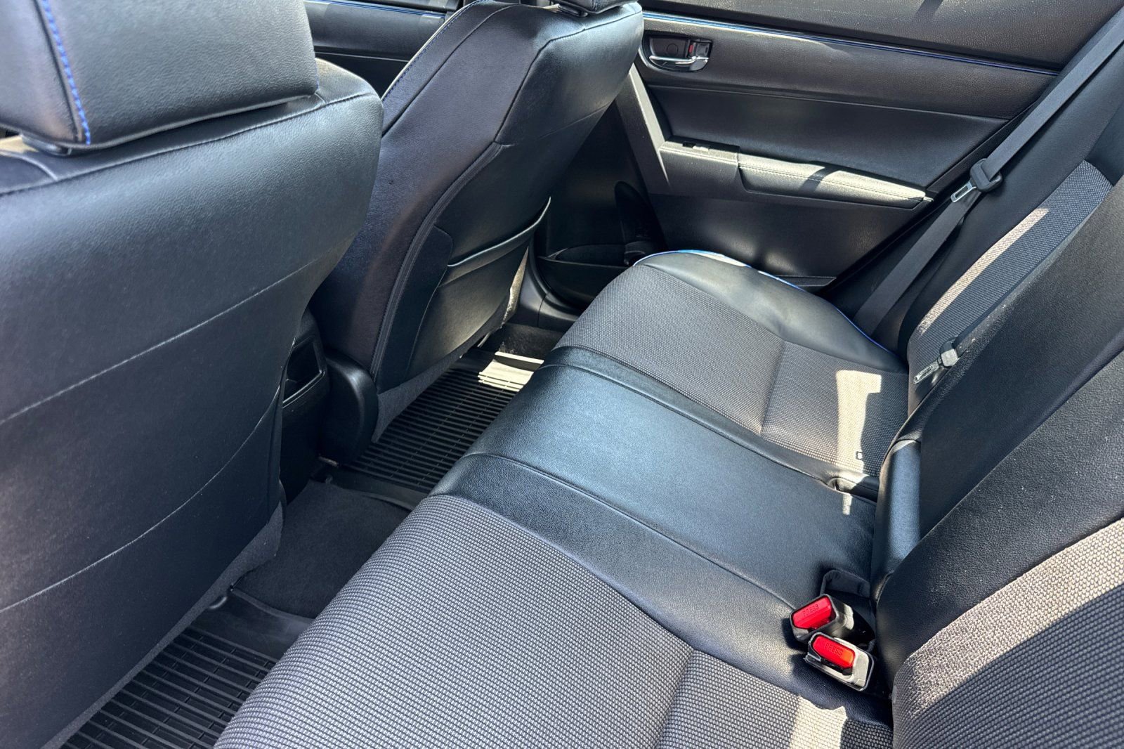 Used 2018 Toyota Corolla SE FWD image 12
