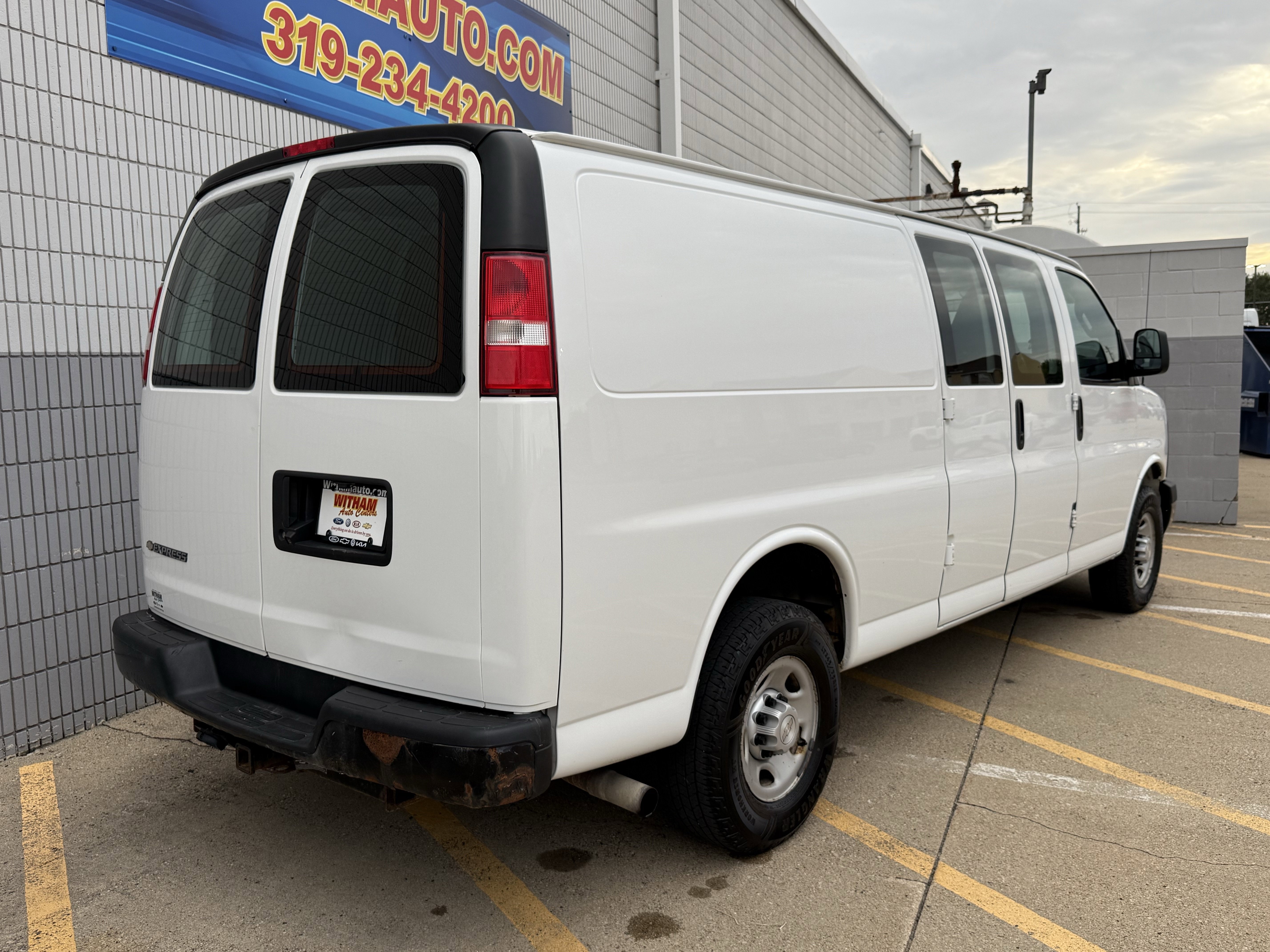 Used 2017 Chevrolet Express 2500 Extended image 4