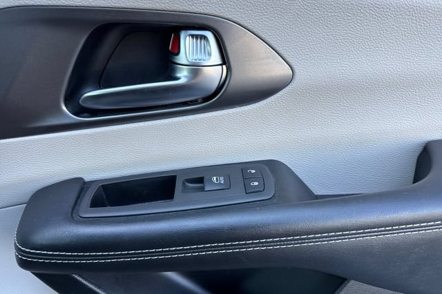 Used 2022 Chrysler Pacifica Touring-L FWD image 22