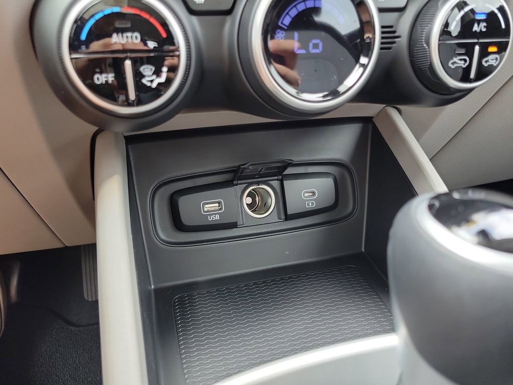 Certified 2025 Hyundai Venue SEL image 25