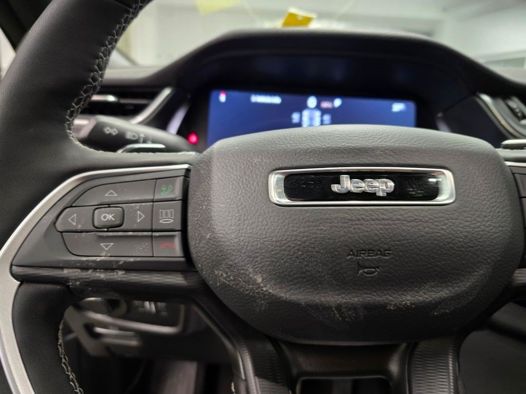 New 2025 Jeep Grand Cherokee Laredo w/ Luxury Tech Group I RWD image 17