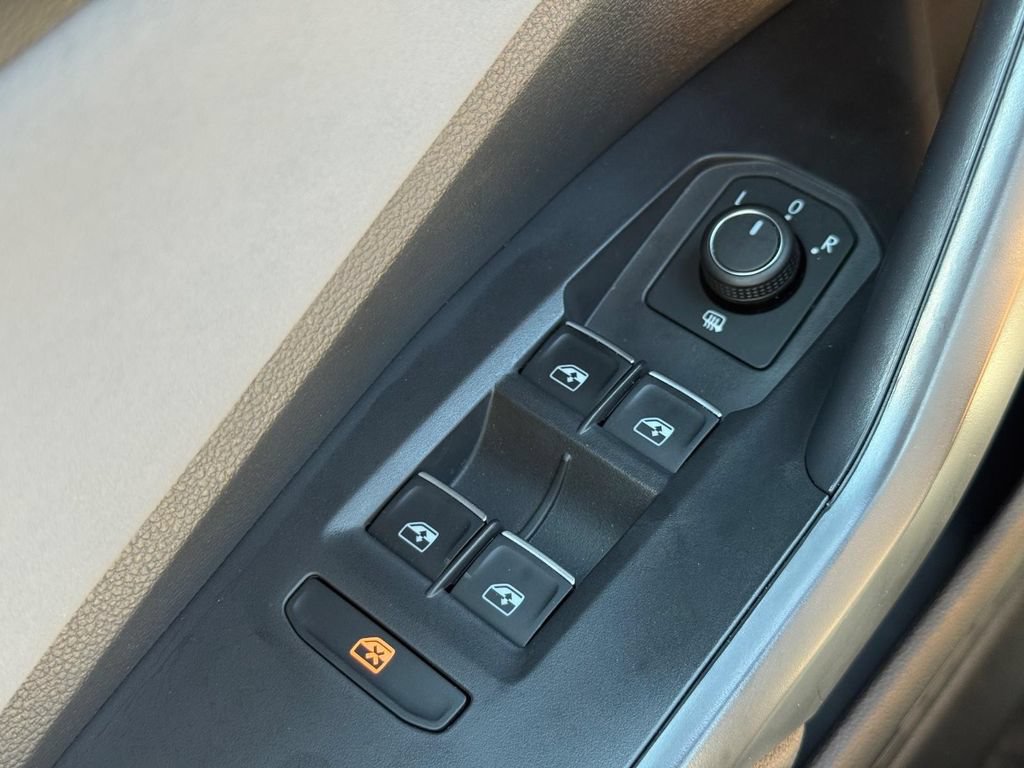Used 2025 Volkswagen Jetta SE FWD image 21