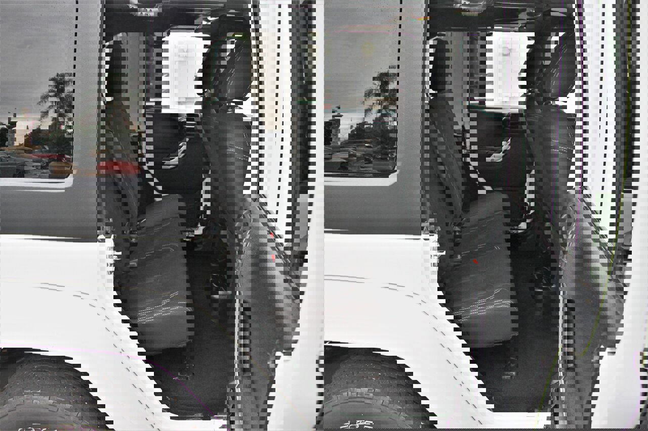 Used 2018 Jeep Wrangler Unlimited Sahara w/ Connectivity Group image 32