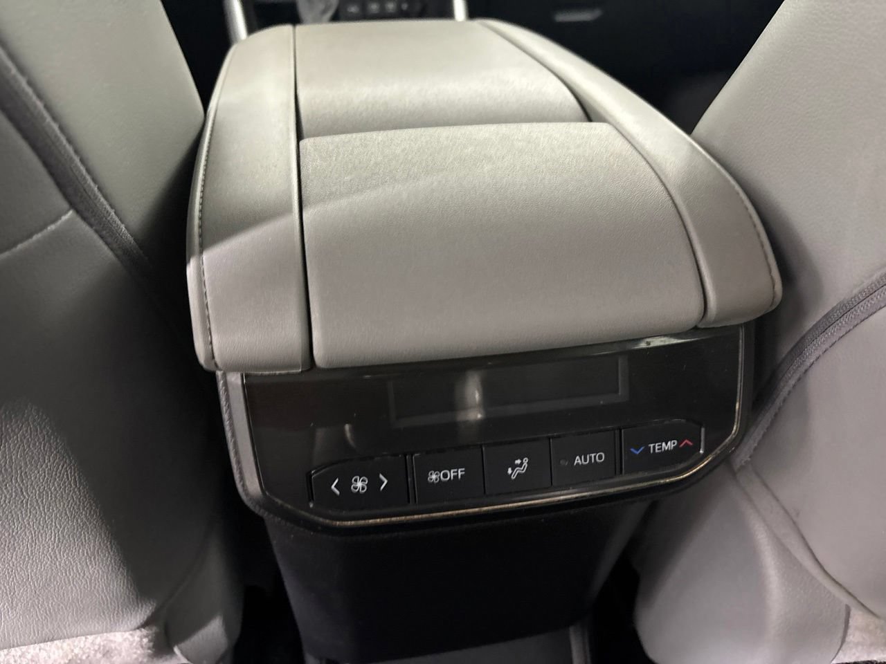 Used 2021 Toyota Highlander XLE AWD/4WD image 25