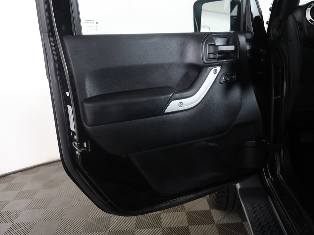 Used 2016 Jeep Wrangler Unlimited Sahara w/ Connectivity Group AWD/4WD image 19
